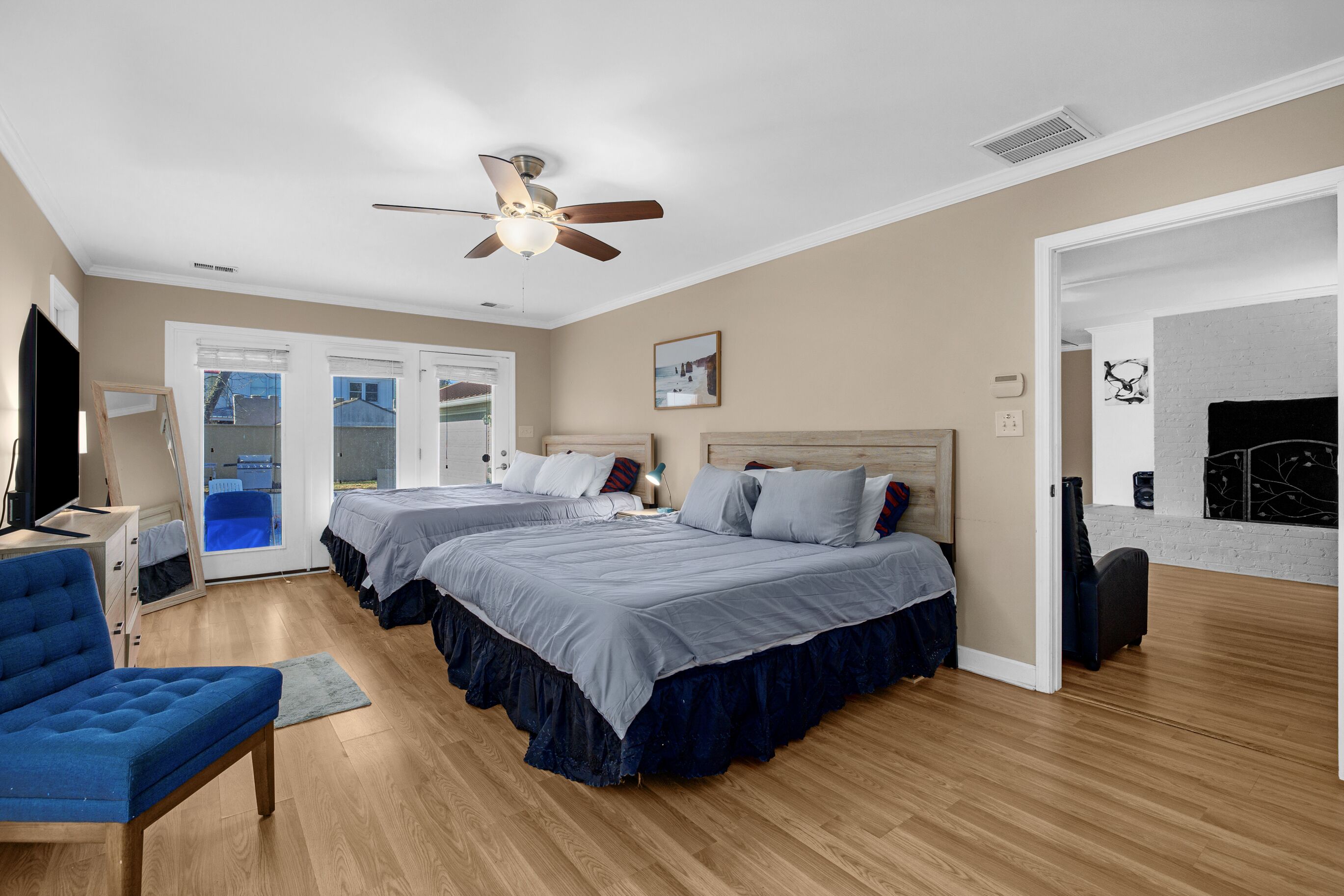 4 quartos, escrivaninha, ferros/tábuas de passar roupa