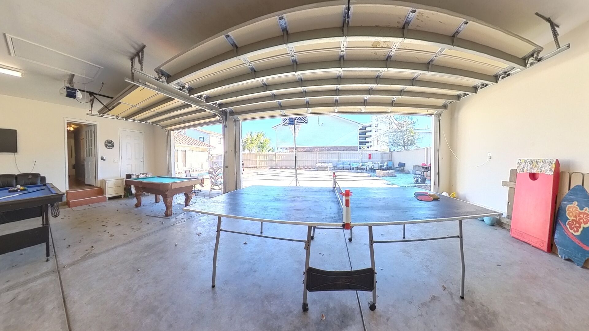 Amplio espacio interior con mesa de billar, mesa de futbolín y mesa de tenis.