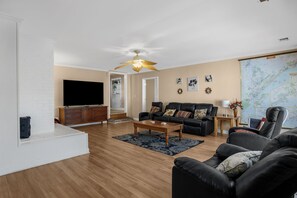 Smart-TV, Kamin, Tischfußball, Tischtennisplatte