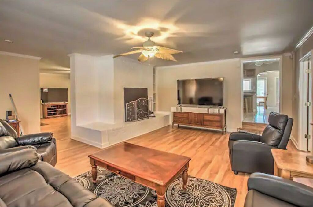 Smart TV, caminetto, tavolo da calcetto, tavolo da ping pong