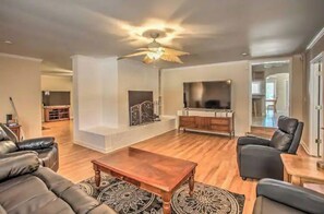 Smart TV, chimenea, futbolito y tenis de mesa 