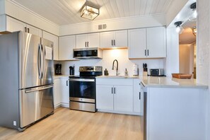 Frigorífico, microondas, horno y placa de cocina