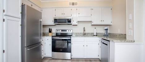 Réfrigérateur, micro-ondes, four, plaque de cuisson