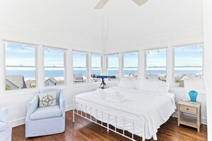 4 dormitorios, escritorio, tabla de planchar con plancha y cuna de viaje