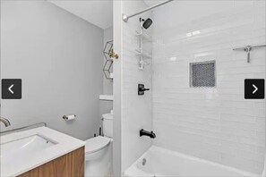 Combined shower/bathtub - Adorable Augusta Home in the downtown area (Augusta)