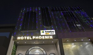Een hotel genaamd HOTEL PHOENIX met een bordje voor TREEBO trip.