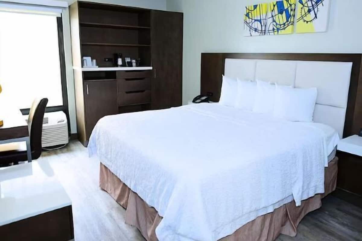 Escritorio, espacio para trabajar con laptop y cortinas blackout