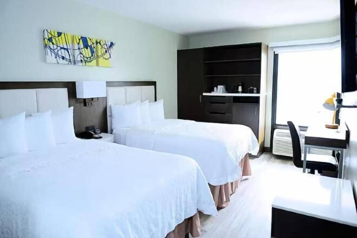 Escritorio, espacio para trabajar con laptop y cortinas blackout