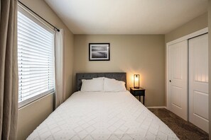 3 bedrooms, desk, iron/ironing board, travel cot - Newly renovated 3Bed 2Ba Family Home with Mountain View (Albuquerque)