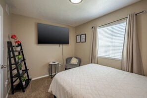 3 slaapkamers, een bureau, een strijkplank/strijkijzer, reisbedje