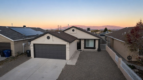 Newly renovated 3Bed 2Ba Family Home with Mountain View
