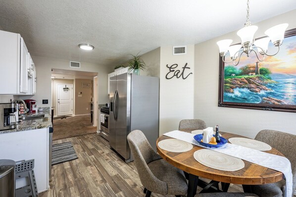 Coffee/tea maker, fridge, microwave, oven - Newly renovated 3Bed 2Ba Family Home with Mountain View (Albuquerque)