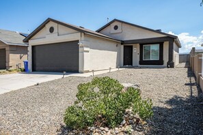 Exterior - Newly renovated 3Bed 2Ba Family Home with Mountain View (Albuquerque)