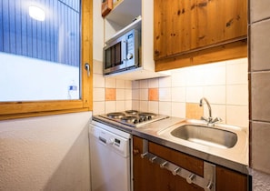Køleskab, mikrobølgeovn, ovn, kogeplade