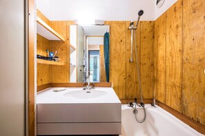 Bathtub - Apartment, les Avanchers Valmorel, sleeps 6. (Les Avanchers-Valmorel)