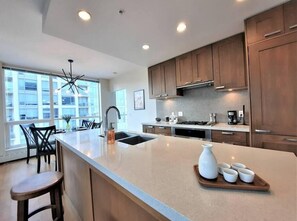 Private kitchen - Luxury Condo by River w/City Views (Calgary)