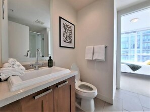 Secador de pelo, toallas