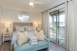 Room - Well-kept oceanfront duplex with panoramic views (Wrightsville Beach)
