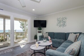 Living area - Well-kept oceanfront duplex with panoramic views (Wrightsville Beach)