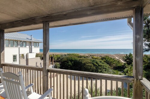 Well-kept oceanfront duplex with panoramic views