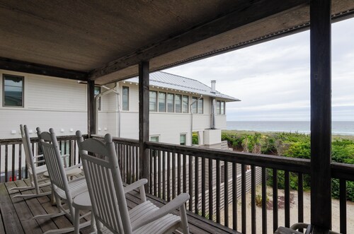 Well-kept oceanfront duplex with panoramic views