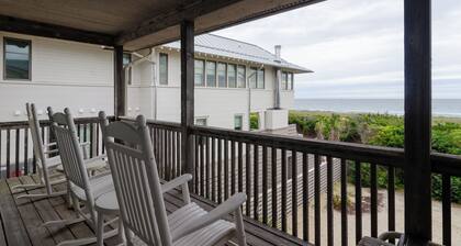 Well-kept oceanfront duplex with panoramic views