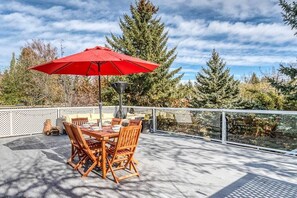 Outdoor dining - Boho Retreat w/King Bed on Bow River Pathway (Calgary)