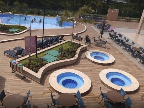 Alberca al aire libre y alberca climatizada