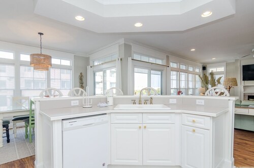 3 Bedroom Lower Duplex w Ocean Views and Game Room