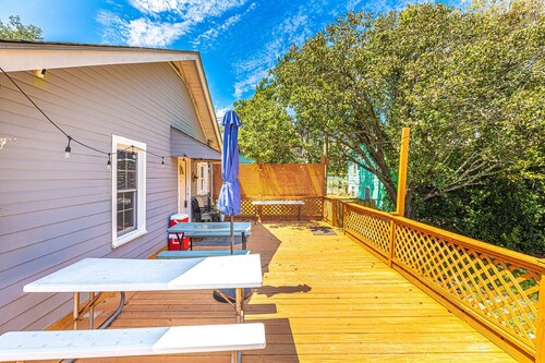 Gorgeous Centrally Located 2King/Huge Private Yard&Deck, Firepit/BBQ/Game Tables