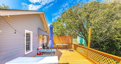 Gorgeous Centrally Located 2King/Huge Private Yard&Deck, Firepit/BBQ/Game Tables