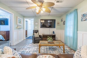 Smart TV, pebolim, aparelho de som