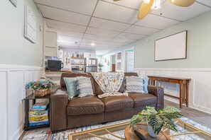 Smart TV, pebolim, aparelho de som