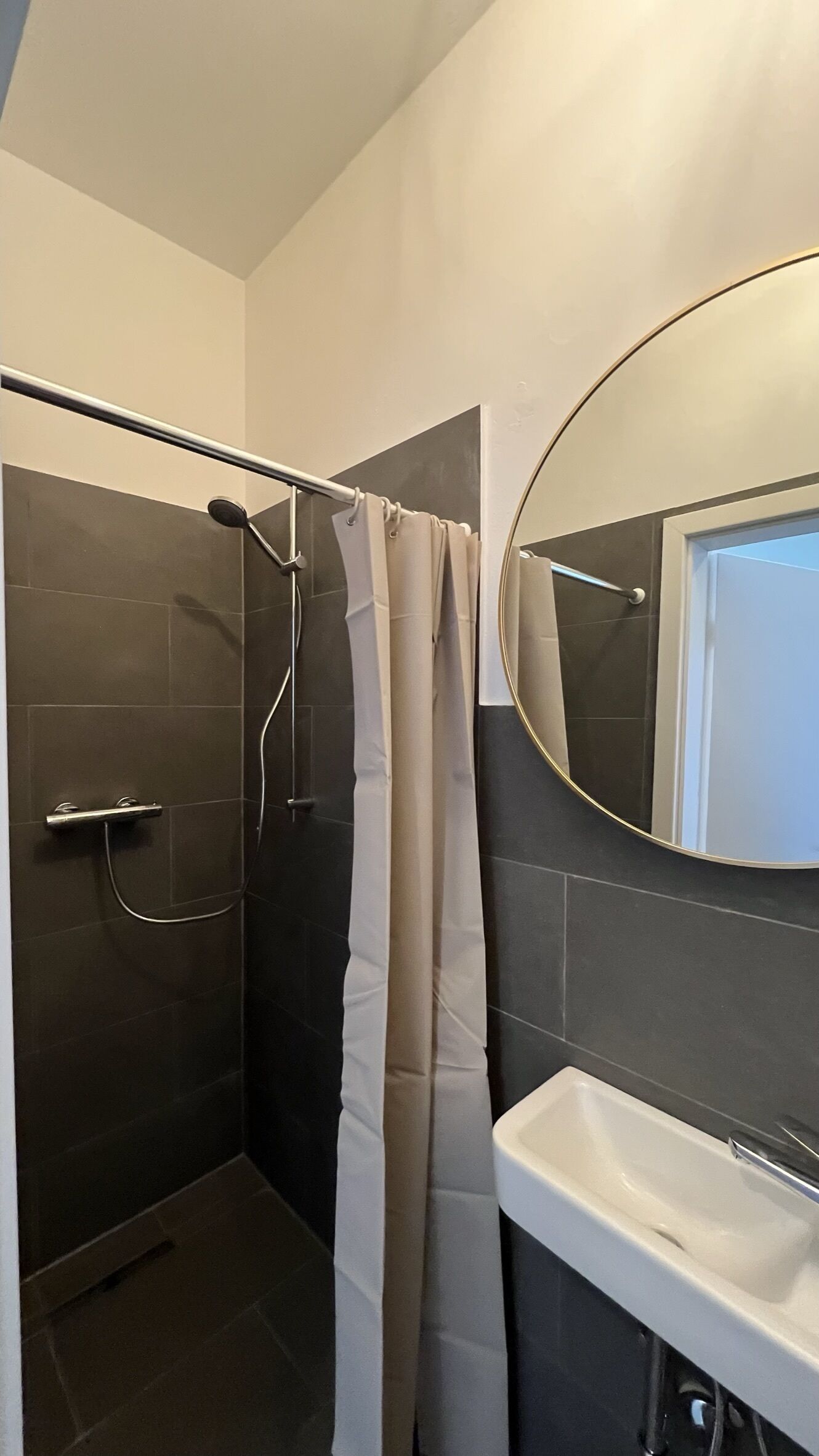 Dusche, Haartrockner, Handtücher, Toilettenpapier
