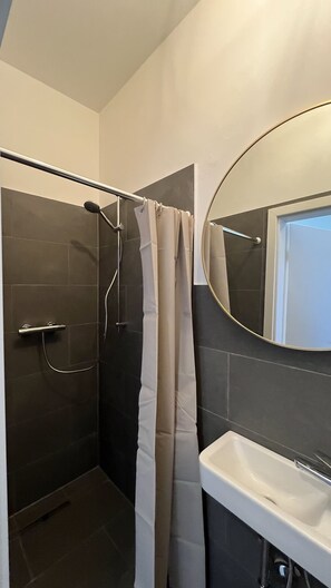 Shower, hair dryer, towels, toilet paper - Design apartment store window very centrally located (Hannover)
