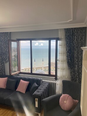 Standard-Apartment | Wohnzimmer | 100-cm-Smart-TV mit Satellitenempfang, Fernseher