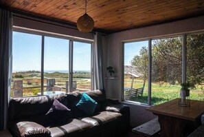 Smart-TV, Kamin, Bücher