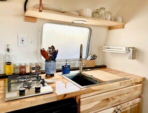 Réfrigérateur, plaque de cuisson, cafetiÚre/bouilloire, grille-pain