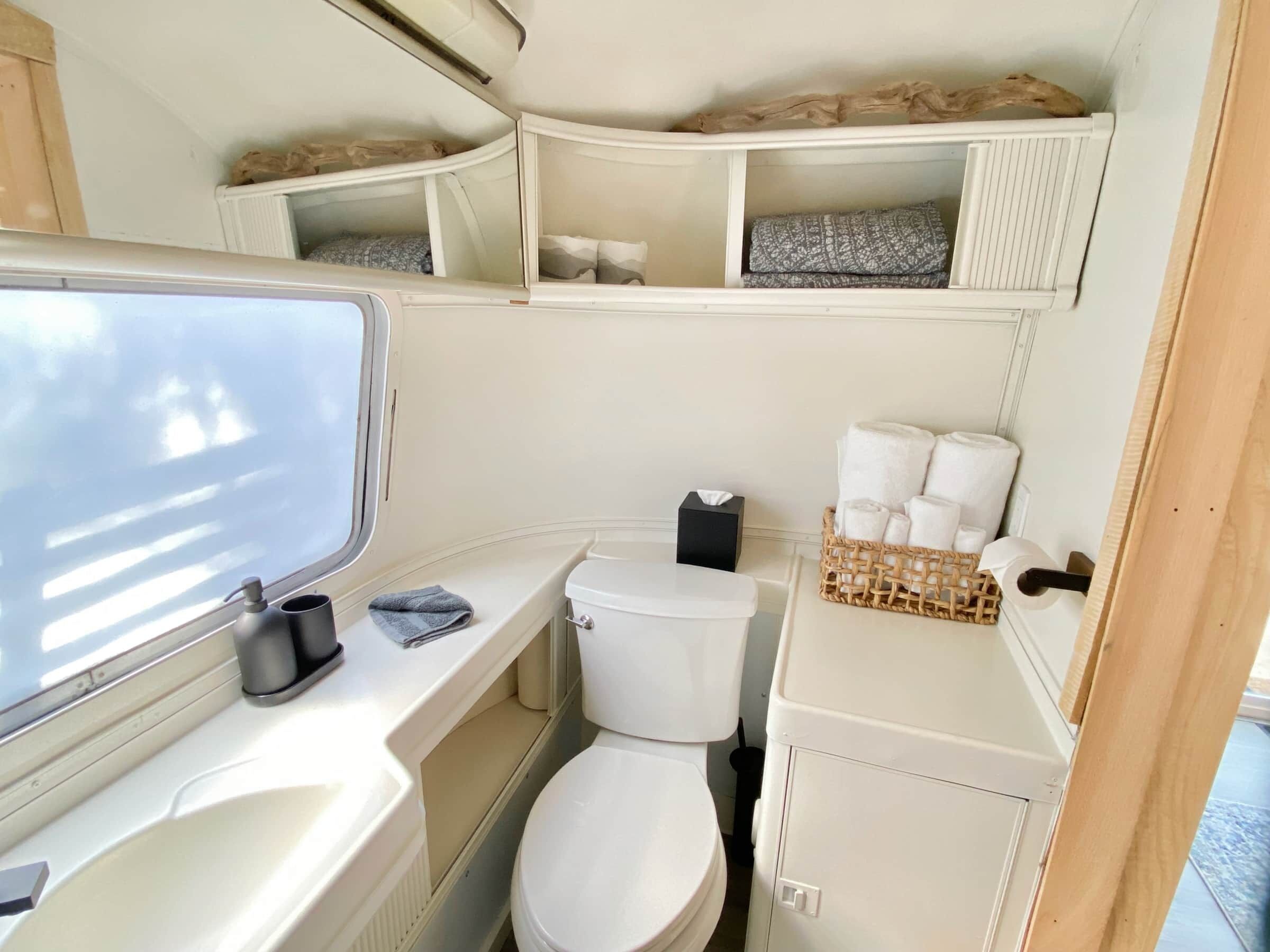 Een bad, een haardroger, handdoeken