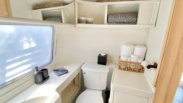 Een bad, een haardroger, handdoeken