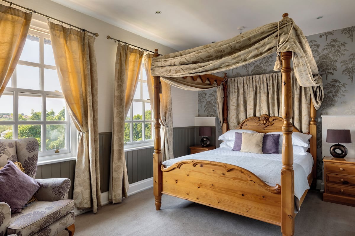 Superior Room, 1 King Bed | Desk, iron/ironing board, free WiFi, bed sheets