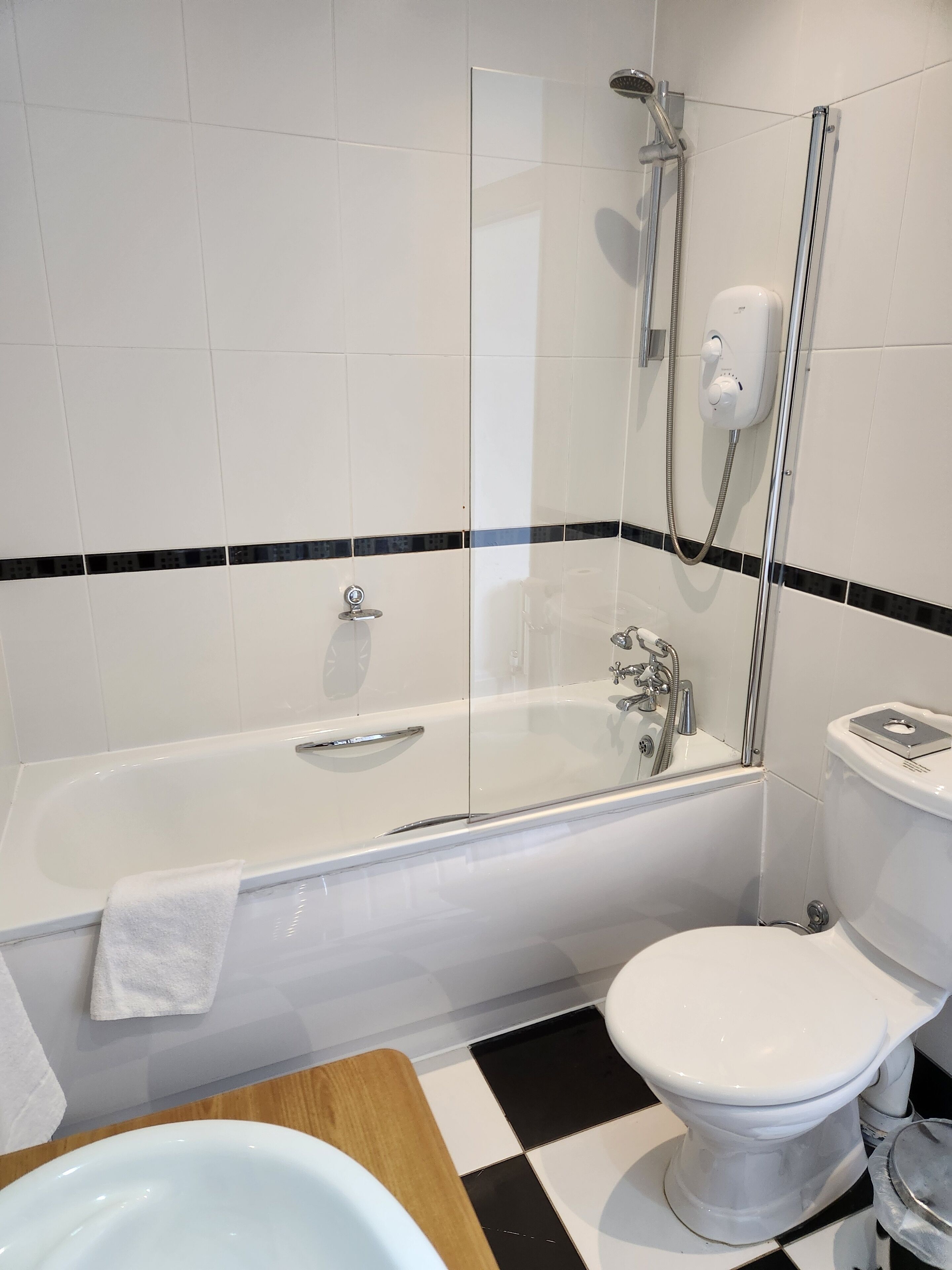 Ein modernes Badezimmer mit Badewanne, Toilette und Duschbereich.