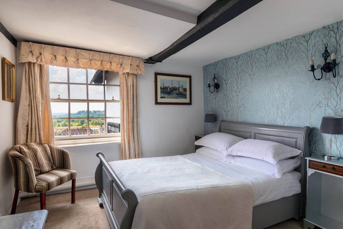 Comfort Room | Desk, iron/ironing board, free WiFi, bed sheets