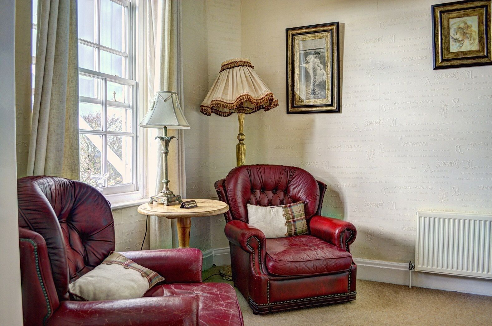 Romantische tweepersoonskamer | Woonruimte | Een 32-inch flatscreentelevisie met digitale zenders en televisie