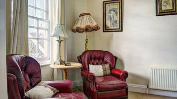 Romantische tweepersoonskamer | Woonruimte | Een 32-inch flatscreentelevisie met digitale zenders en televisie