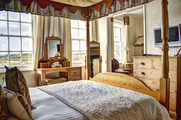 Romantic Double Room | Desk, iron/ironing board, bed sheets