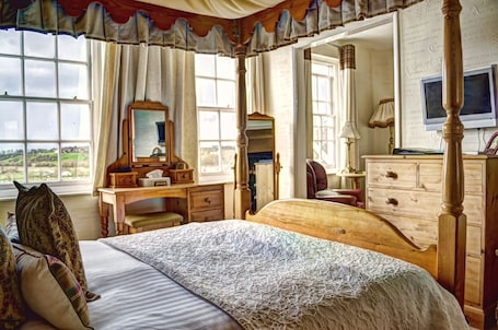 Romantic Double Room | Desk, iron/ironing board, bed sheets