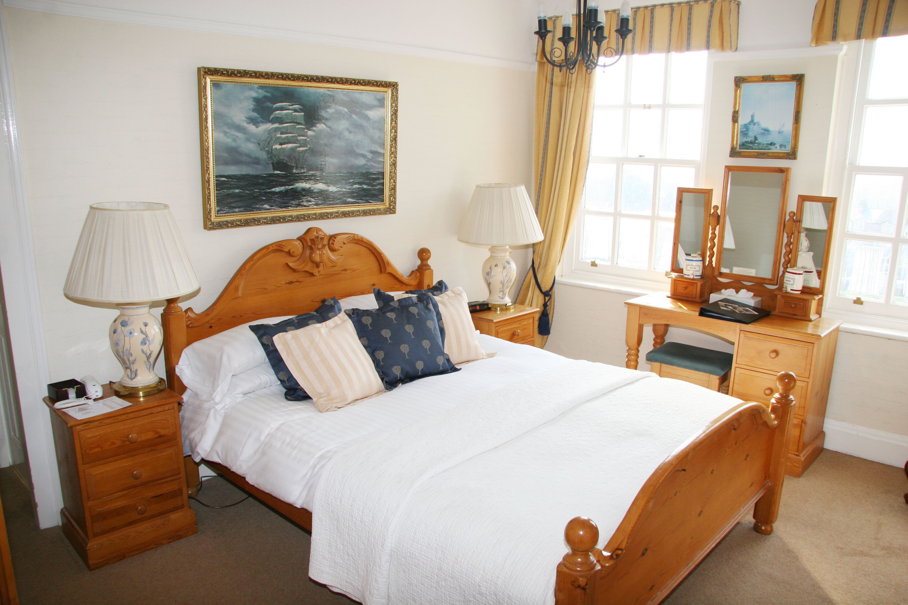 Een bureau, een strijkplank/strijkijzer, gratis wifi, beddengoed