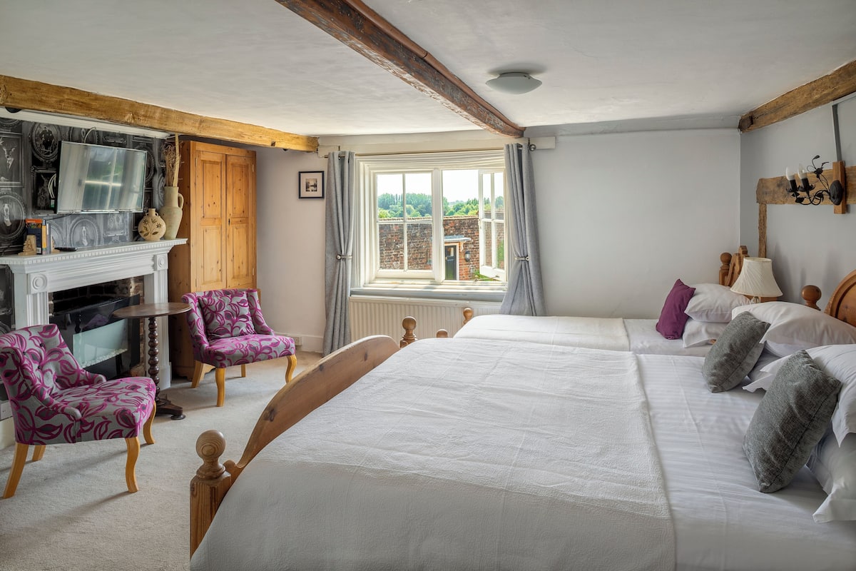 Family Room | Desk, iron/ironing board, free WiFi, bed sheets