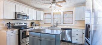 Lavish Accessible On Ocean: 4 Kings, Huge Private Pool/Yard/Spa/Patio/GameTables